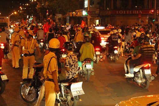 CSGT xuyên đêm chống tụ tập “đi bão”