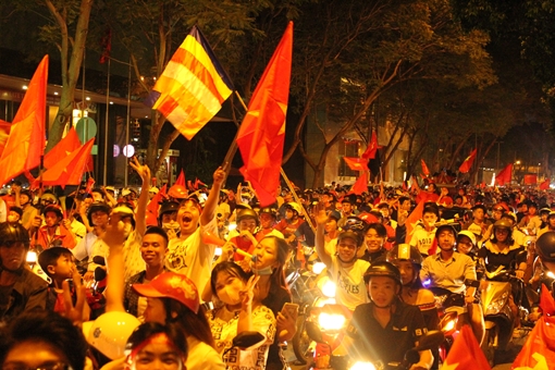 Tỉ số hòa lượt đi chung kết, hàng trăm ngàn CĐV xuống đường nghẹt cứng