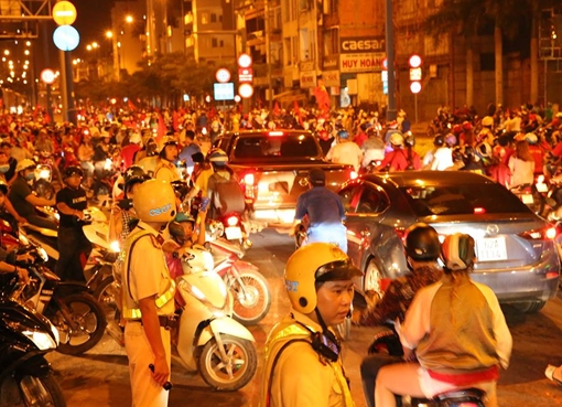 Những người giữ bình yên trong men say chiến thắng