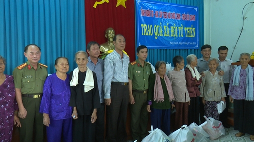 Tặng quà cho người nghèo và gia đình chính sách tại Tiền Giang