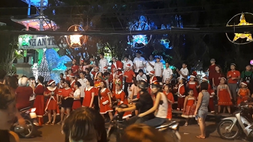 Người dân rộn ràng chuẩn bị đón giáng sinh