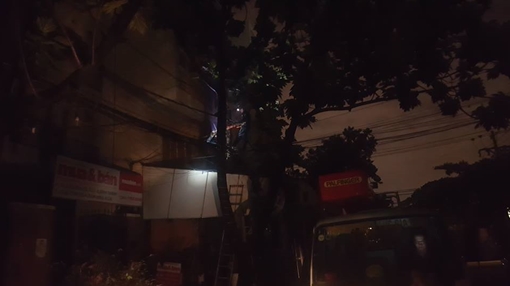 Cột điện bốc cháy làm hoảng loạn cả khu vực