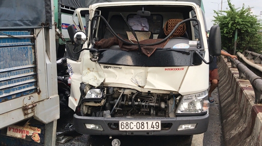 Xe container gây chuỗi tai nạn trên quốc lộ