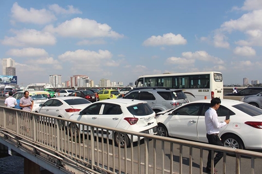 Tông xe liên hoàn, giao thông qua cầu Sài Gòn bị tê liệt nhiều giờ