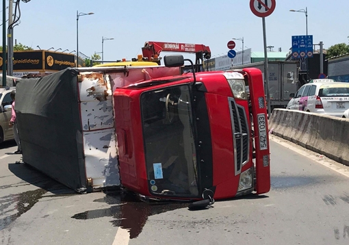 Xe tải lật ngang đường, giao thông bị ùn ứ