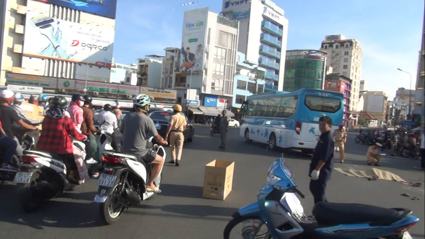 Người phụ nữ bán vé số bị xe khách tông tử vong