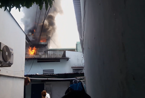 Cháy cơ sở lắp ráp đồng hồ treo tường, cả con hẻm náo loạn