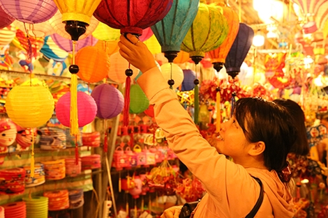 Phố đèn lồng rực rỡ trước tết Trung Thu