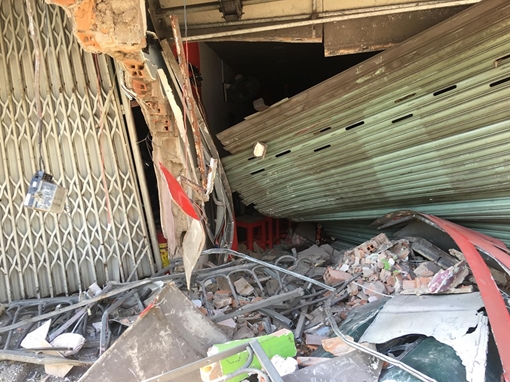 Hoảng hồn thấy đầu xe container chui vào nhà lúc rạng sáng