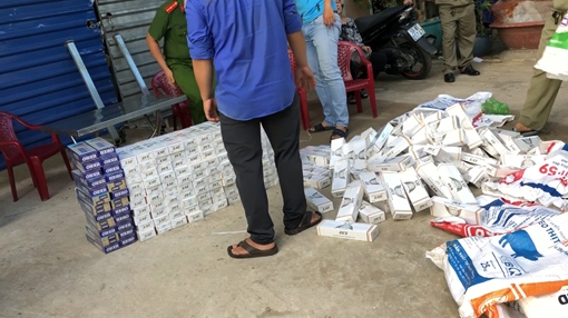 Dùng xe buýt chở thuốc lá lậu