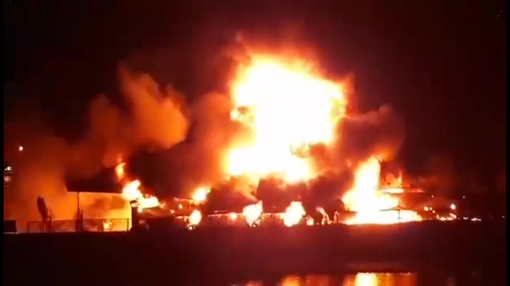 Khói lửa bao trùm thiêu rụi kho chứa chất tẩy thuộc da giày