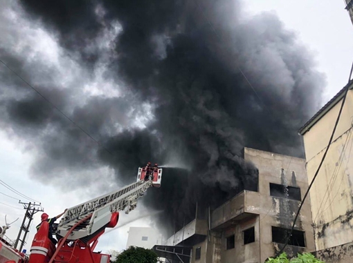 Kinh hoàng cảnh kho nệm mút bị nhấn chìm trong biển lửa