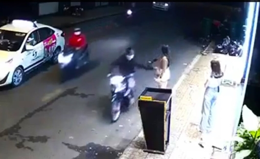 Cô gái bị tên cướp giật hụt túi xách trong lúc đợi xe