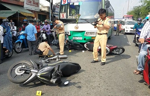 Xe buýt "lùa" hàng loạt xe máy đang dừng chờ đèn đỏ