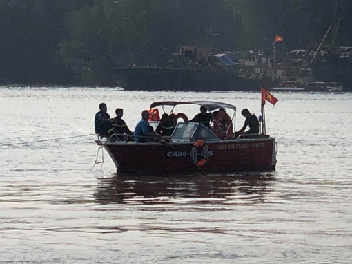 Tìm thấy 1 thi thể thợ lặn mất tích khi trục vớt container tại sông Lòng Tàu