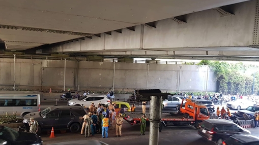 Tự tông ở hầm Thủ Thiêm, tài xế vứt xe chở thuốc lá lậu bỏ chạy