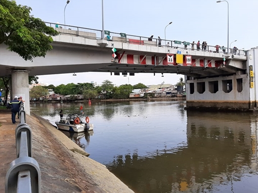Đôi nam nữ lao xuống kênh Tàu Hủ mất tích
