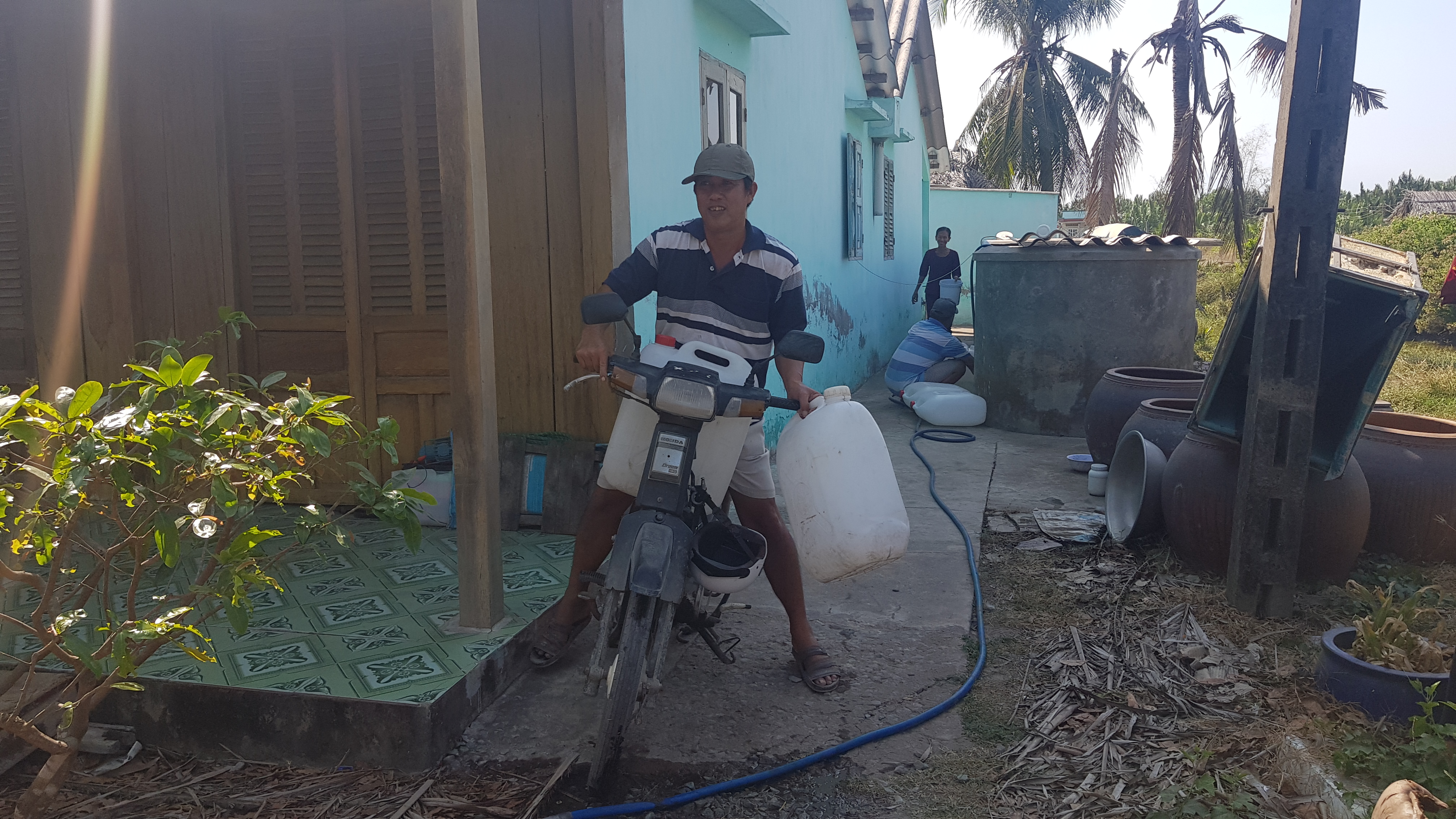 Oằn mình vượt qua cơn hạn, mặn khốc liệt