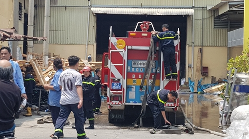 Xưởng kính phát hỏa gây hoảng loạn khu dân cư