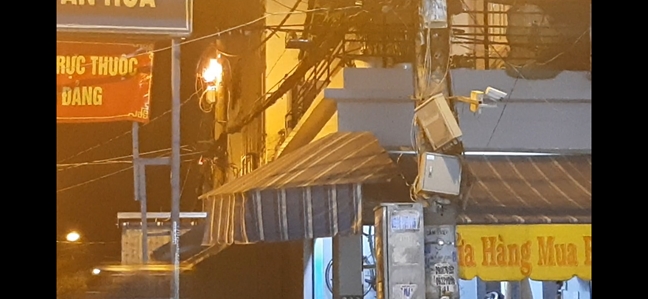 Cột điện bốc cháy, nhiều người tháo chạy