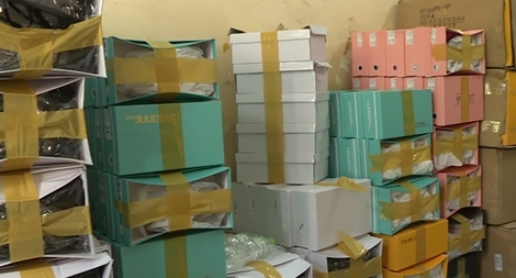 Tạm giữ lô hàng giày dép không rõ nguồn gốc
