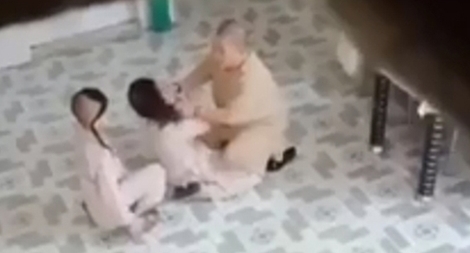 Bức xúc với clip sư cô hành hạ chú tiểu