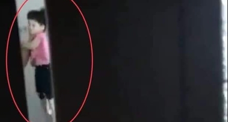 Tạm giữ cha dượng bạo hành bé gái 4 tuổi