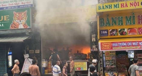 Cứu 7 người mắc kẹt trong đám cháy