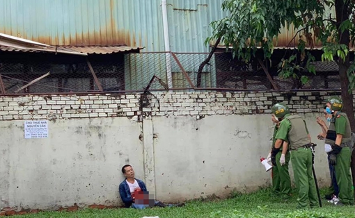 Người đàn ông dùng hung khí tự đâm vào bụng