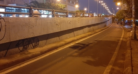 Người đàn ông vào nhà dân 'cố thủ' rồi tự gây thương tích