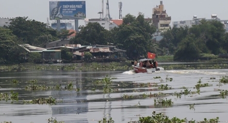 Bỏ lại ba lô, nam thanh niên gieo mình xuống sông Sài Gòn