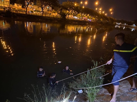 2 người phụ nữ cãi nhau rồi nhảy xuống kênh tự vẫn