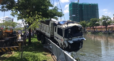 Xe ben "hạ gục" dải phân cách lao xuống kênh Tàu Hủ 
