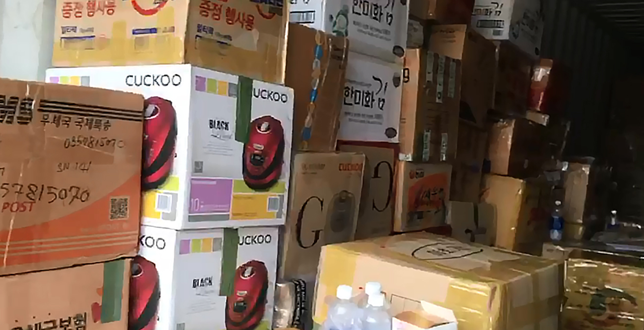 Ngụy trang nhập khẩu nhựa PVC để giấu hàng ngàn sản phẩm lậu