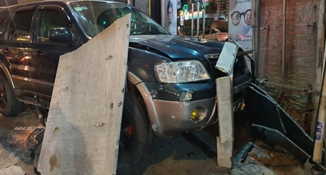 Ôtô tông liên hoàn cuốn nhiều xe máy, 4 người nhập viện