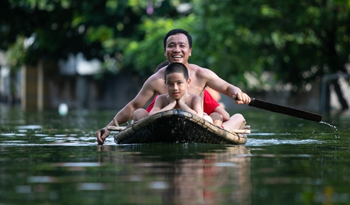 Trẻ em sống trong ngập lụt ở Chương Mỹ 