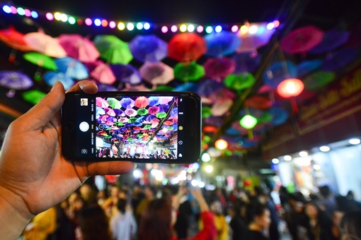 Phố đi bộ Vạn Phúc rực rỡ sắc màu ngày khai hội