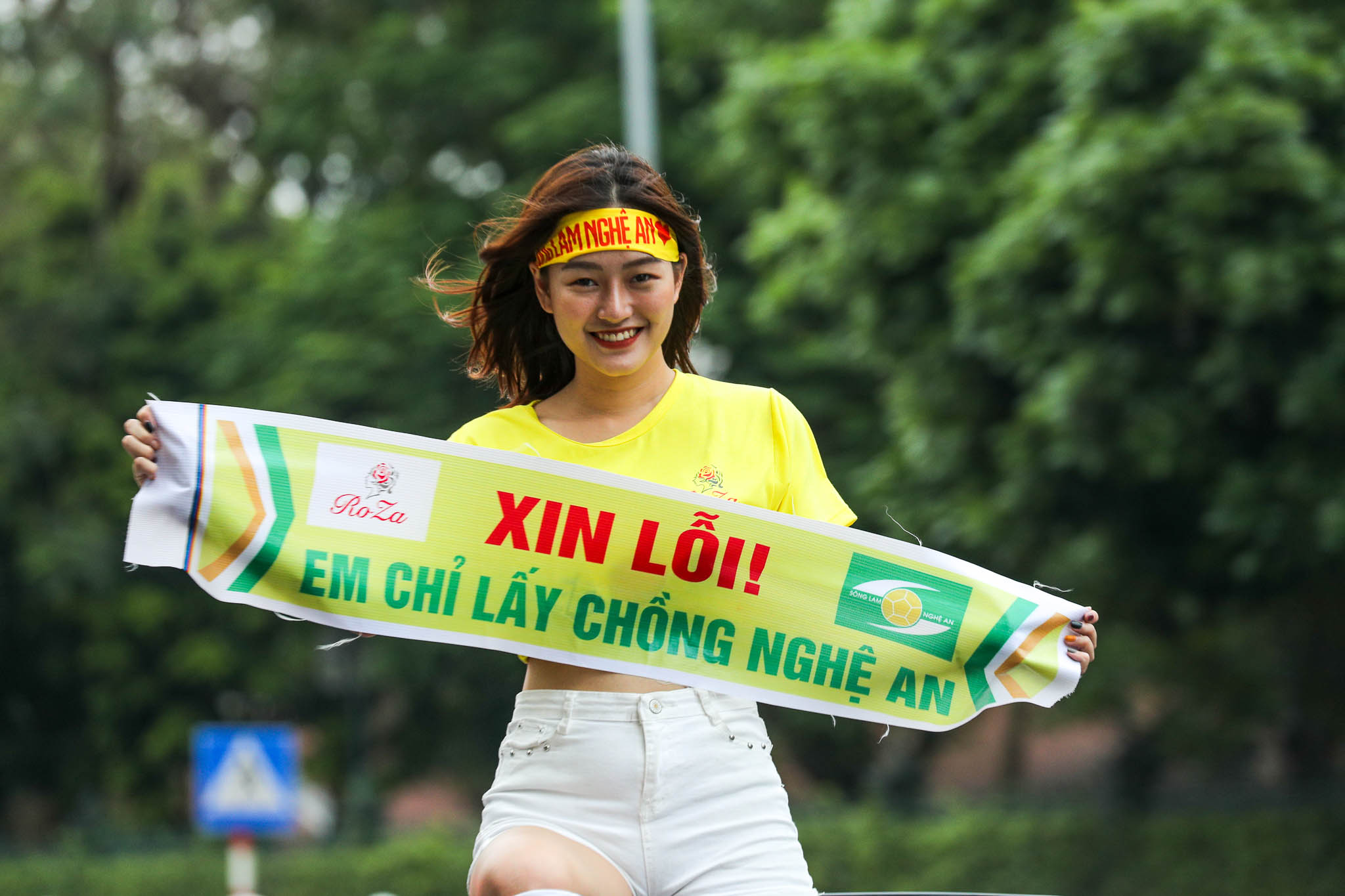 CĐV Sông Lam Nghệ An diễu hành đón đội nhà tại Hà Nội