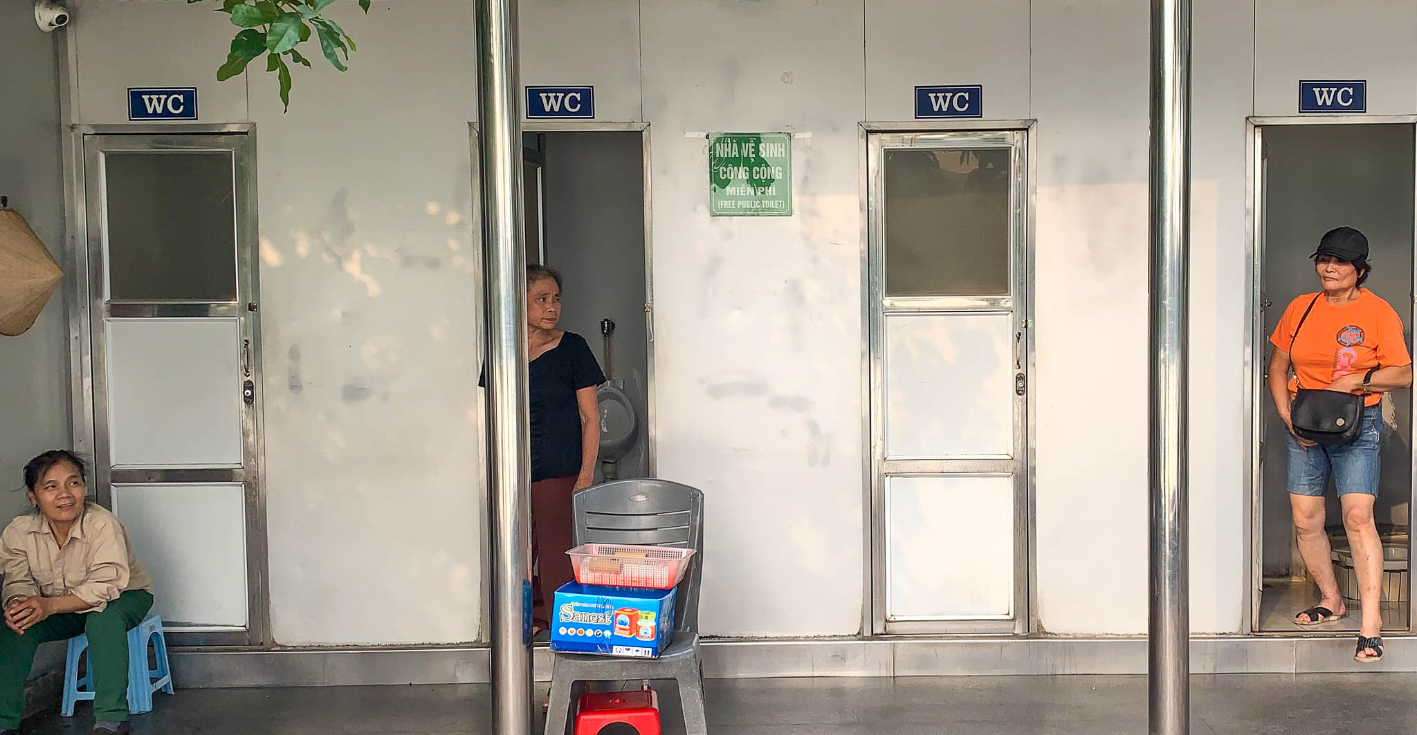 Nhà vệ sinh công cộng miễn phí vẫn thu tiền ở Hà Nội - Báo Công an ...