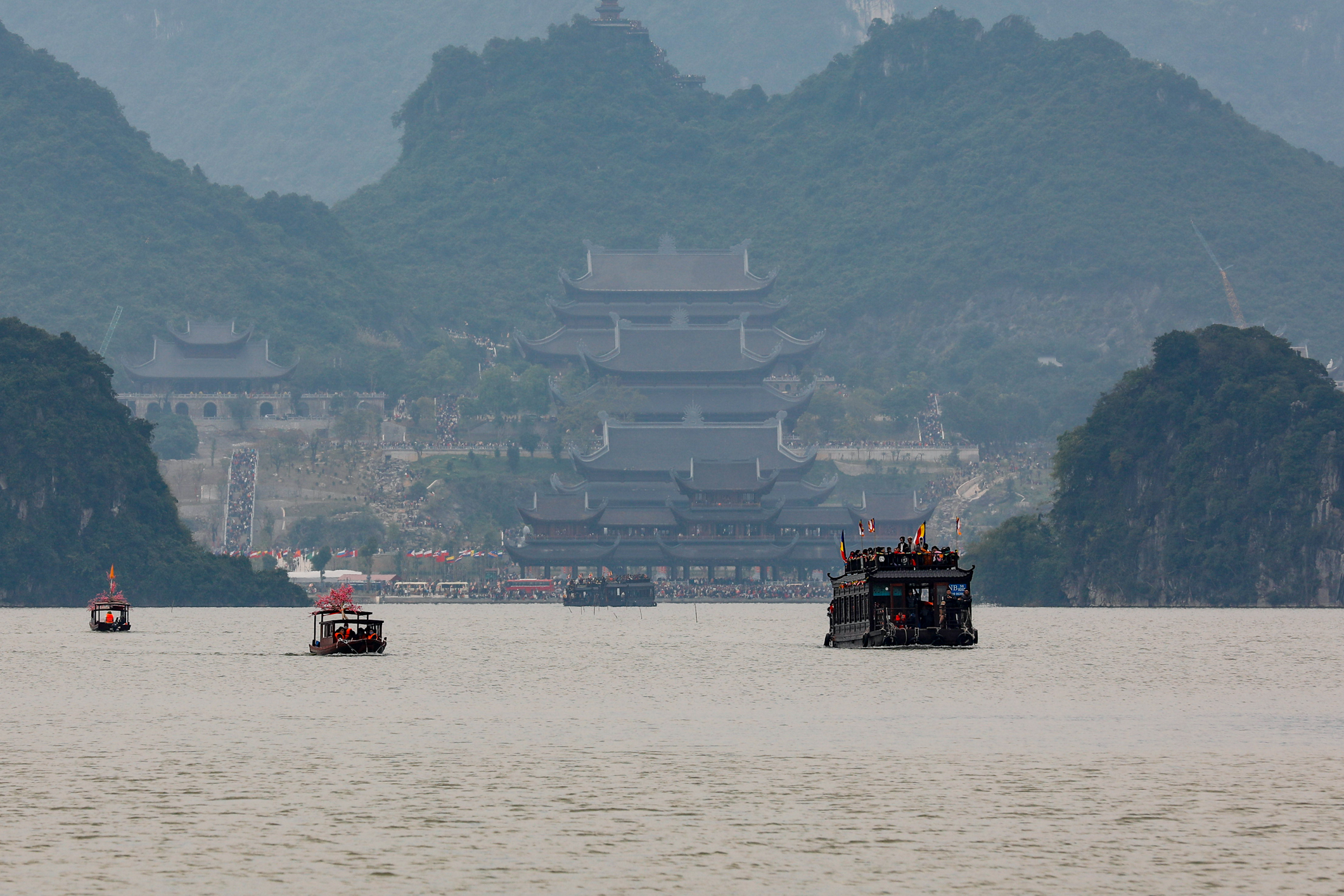 Đừng để chốn linh thiêng lấm bụi trần 