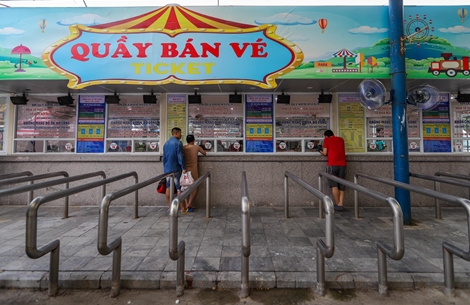 Mở cửa trở lại sau dịch, công viên nước đìu hiu khách đến