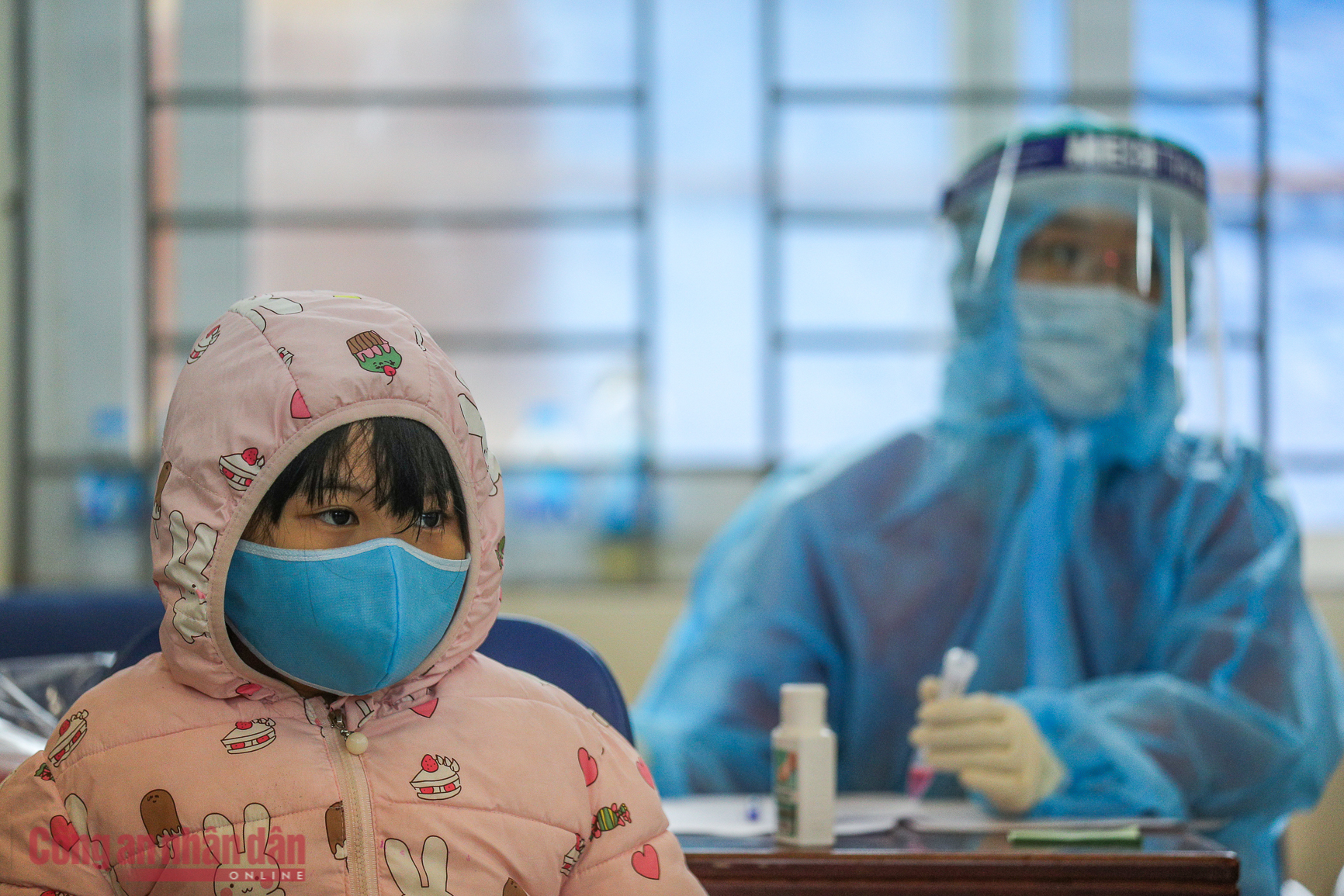 Một nghìn học sinh xếp hàng lấy mẫu xét nghiệm COVID-19