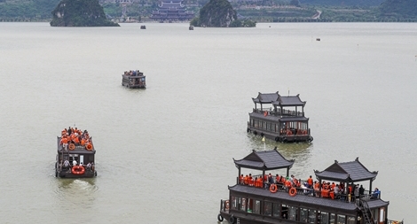 Hơn 1 vạn du khách đội mưa vãn cảnh Tam Chúc