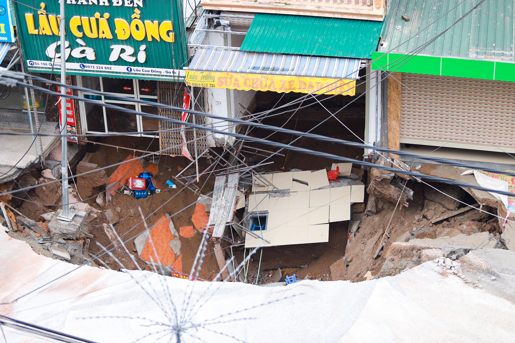 Cận cảnh hố "tử thần" khiến nhiều nhà dân trơ móng