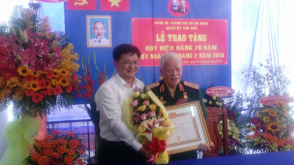 Trung tướng Lê Nam Phong được trao Huy hiệu 70 năm tuổi Đảng