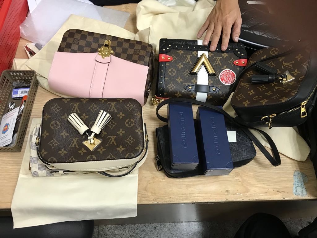 Lợi dụng “cửa xanh” khi nhập cảnh để vận chuyển số lượng lớn hàng hiệu