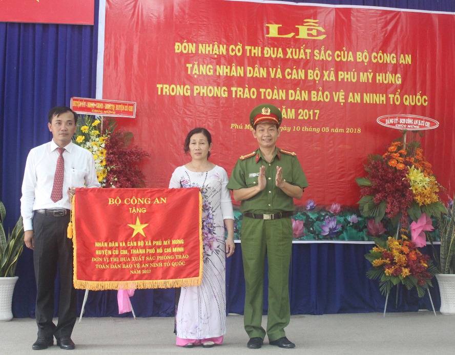 Xã Phú Mỹ Hưng đón nhận Cờ Thi đua xuất sắc của Bộ Công an 