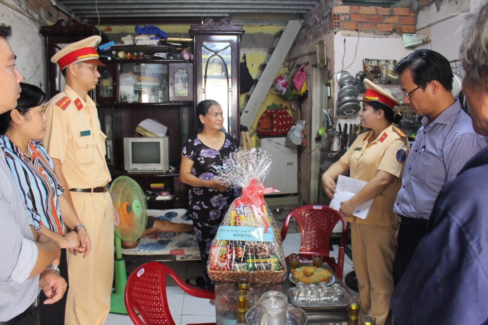 Thăm hỏi, hỗ trợ gia đình nạn nhân tai nạn giao thông