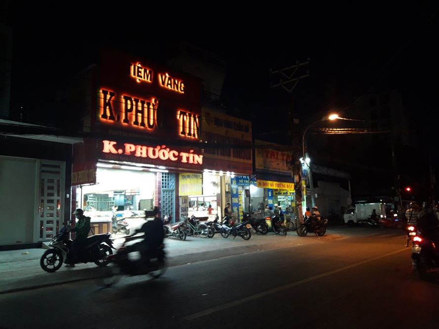 Giả mua dây chuyền vàng rồi cướp giật lên xe tẩu thoát