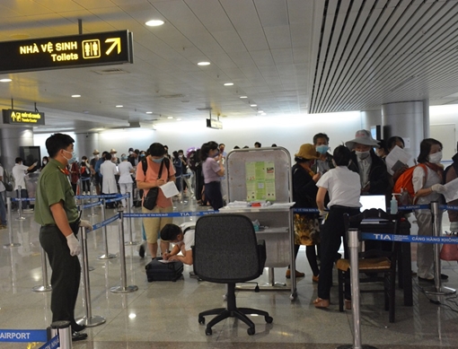 Những chiến sĩ chống dịch nơi cửa khẩu Tân Sơn Nhất